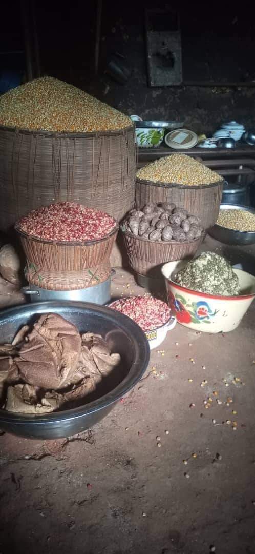 FungomF's tweet photo. In #Wum or #Aghem culture, this is done during a cultural dance called "nduoh" or when a woman is bereaved of her loving husband. She would look for a day and prepare these delicious stuff and give to the husband's family.

#culture #tradition #Cameroon https://t.co/rJkN3XRVPd