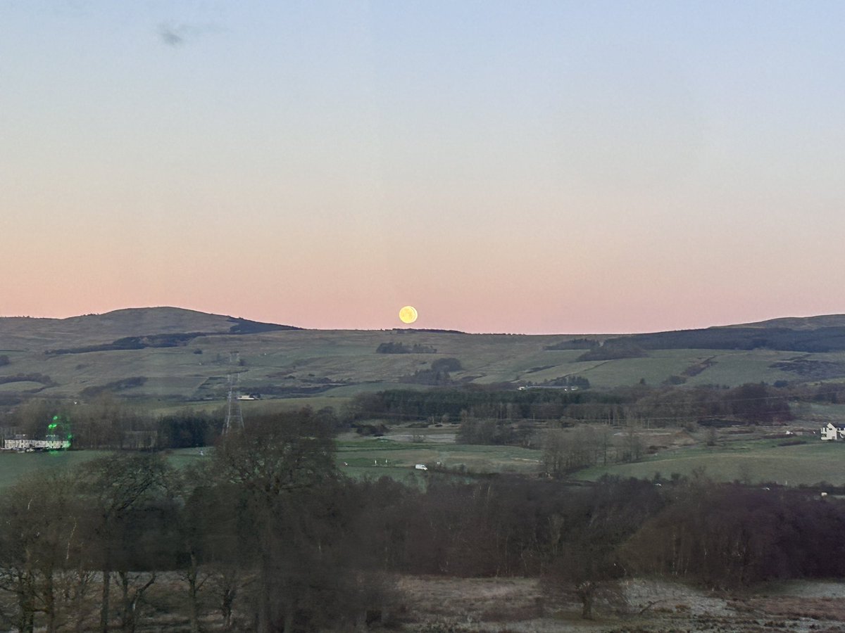 CommRailGeekery's tweet image. Beautiful moonset over Falkirk and Bonnybridge from the @ScotRail 0829 from FKK this morning. #385