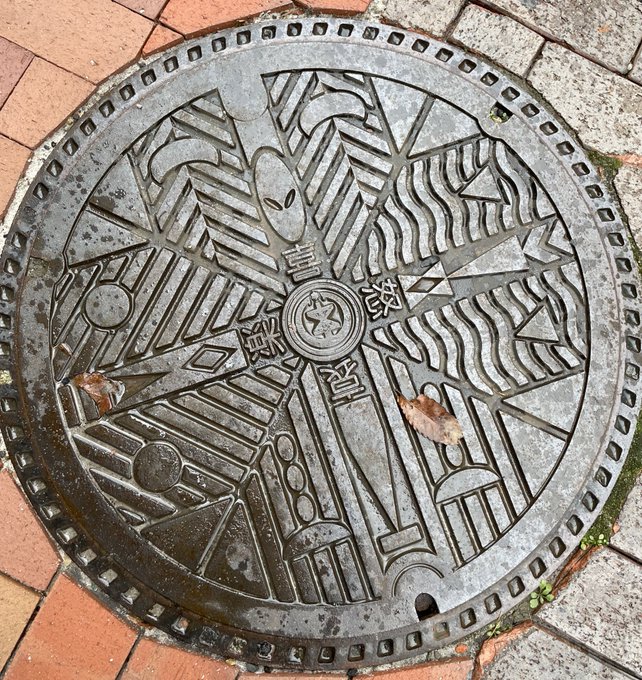 すごく感情的な職場付近のマンホールの蓋 模様がちゃんとそれぞれの表情をあらわしております 