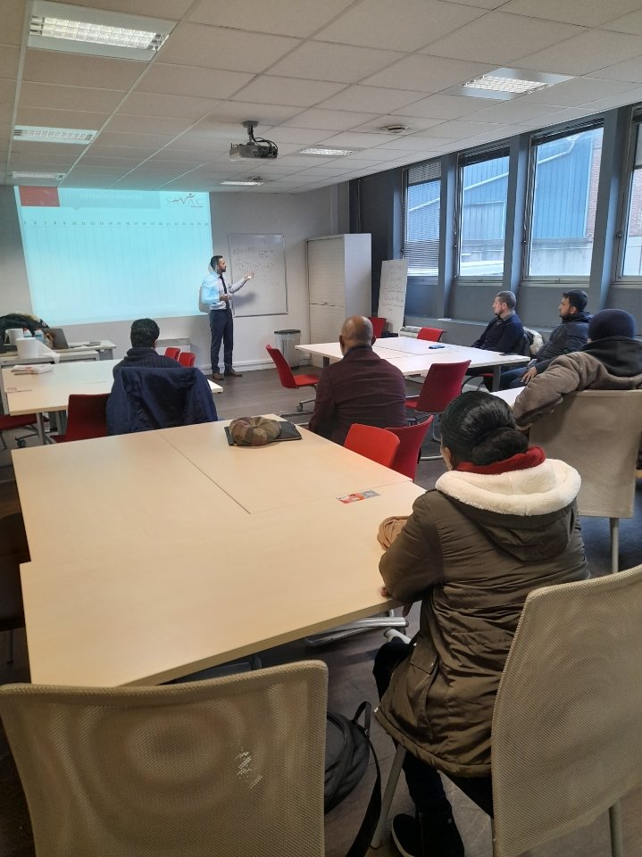 Lorylo_lartiste's tweet photo. Mardi 6/12 après midi au @poleemploi_IDF,#lacourneuve dans le cadre de la semaine #logistique et #transport se tenait une présentation du métier de #conducteur de #bus par la société #savac ! 10 personnes sur 12 présentes ! 👏🏼 @SelmiSihame #Tousmobilisés #formation @Actu_Savac https://t.co/J80r6V4gPO