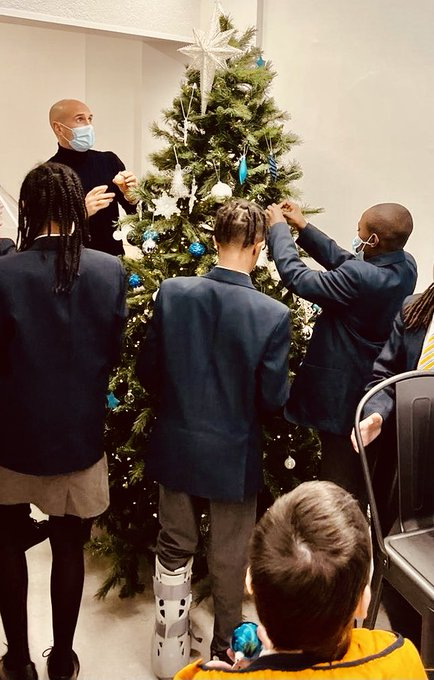 #ThrowbackThursday Spot the difference...Both Year 7's tree decorating with our <a href="/KelmscottHT/">Sam Jones</a> just one year apart. What a difference a year makes. No masks were harmed in the making of the fabulous tree decorations, merely a colour coincidence.   🤣😷#bigresultsrequirebigambitions