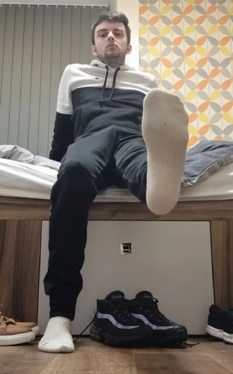 Sable_Felix's tweet photo. Trainers, socks, or bare soles? Which do you fags prefer?

#findom #WhiteSox #Footfetish #Worship @malefeetretweet https://t.co/DLaBlLYi0H
