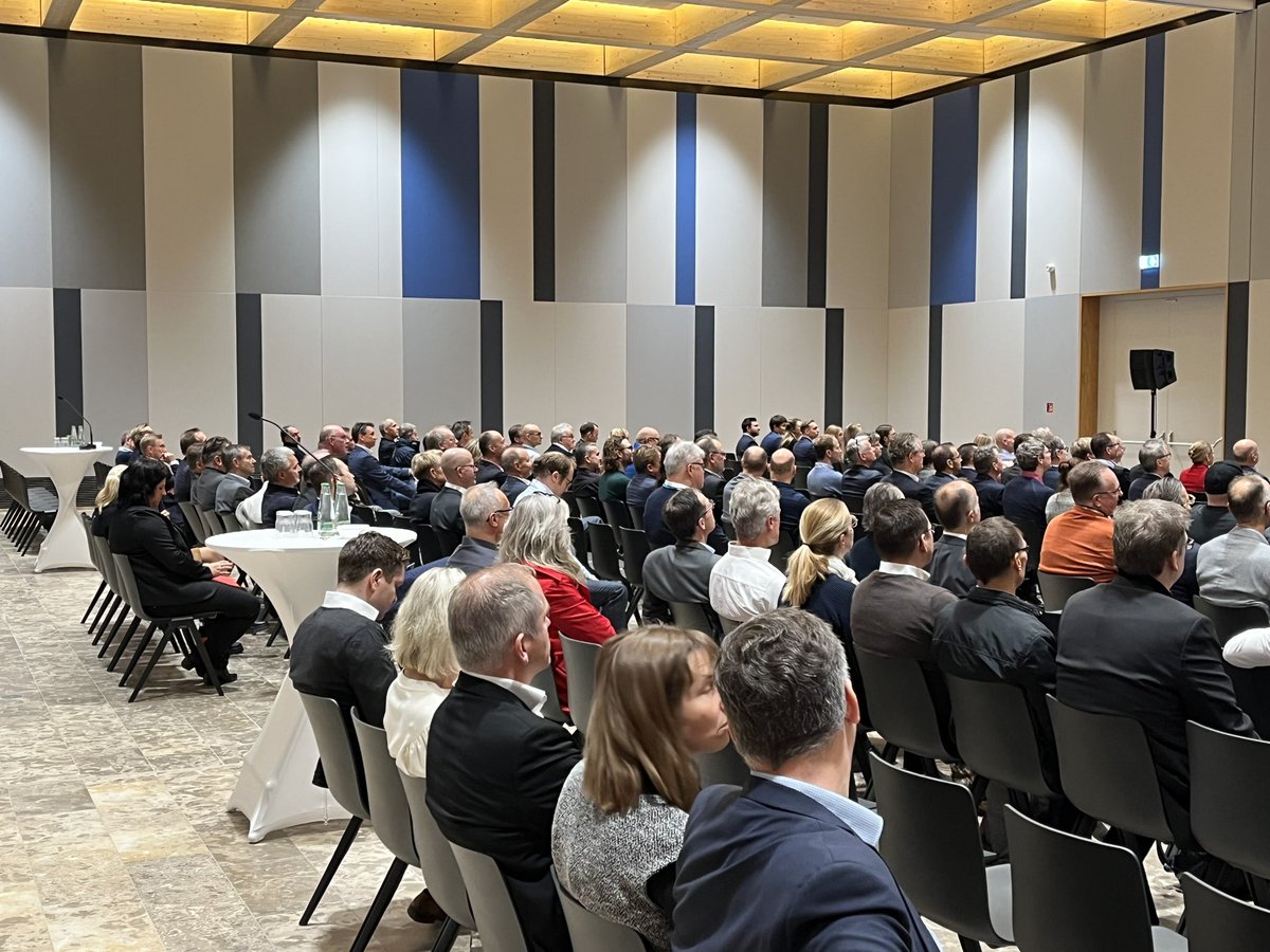 Versammlung der Leitenden im neuen Empfangsgebäude des Siemens Campus Erlangen. Attraktiver Teil der Stadt und optimale Rahmenbedingungen zum Leben und Arbeiten😀🥳#siemenscampuserlangen