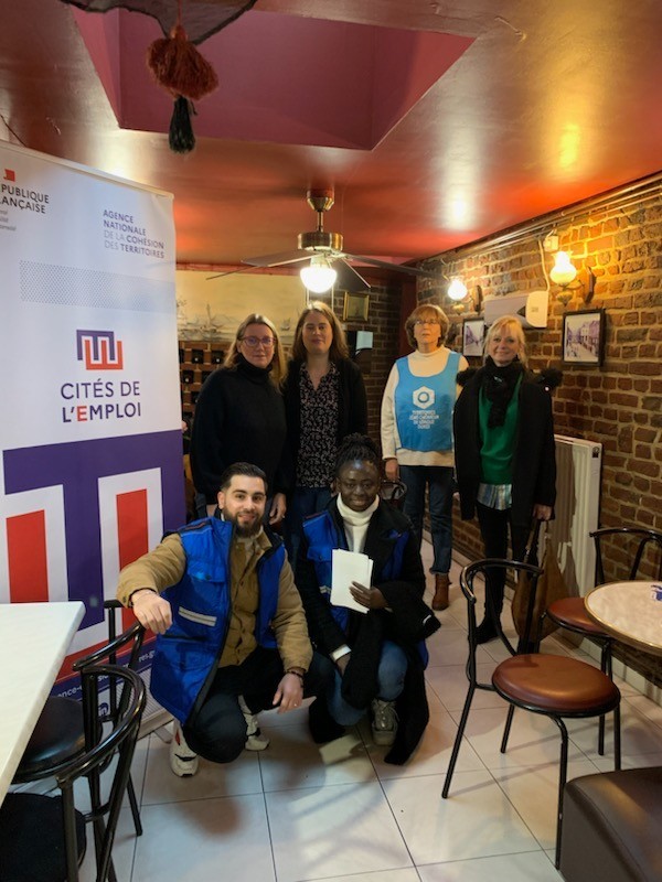 Emmanuelle_G_'s tweet photo. C'est parti pour un nouveau Café Emploi avec nos partenaires. Besoin d'informations sur l'emploi ou la formation ? Nous vous attendons jusqu'à 11h30 au Corto Maltese, 84 rue de l'Epeule à Roubaix ! #Citéemploi_Roubaix #TZCLD #QPV #Allervers @roubaix @misslocrbx AREP https://t.co/Vwy1aFyDLf