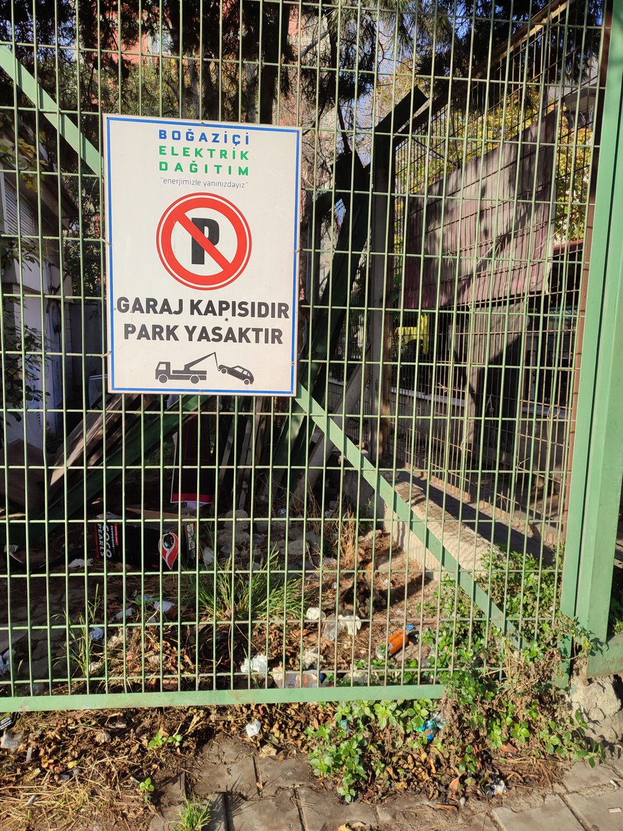 alculd's tweet photo. Bu kedinin bağırsakları dışarı çıkmış. Kayıt oluşturdum. Bakırköy Belediyesi aracımız yok diyor. Dün bugün hayvan olduğu yerde ve ilgilenilmedi. Telle çevrili olduğu için giremiyorum. capacity avmnin sahile doğru giderken az ilerisindeki zeytin ağacı kafenin yanında. @bkrbld https://t.co/9cVQiww4KB