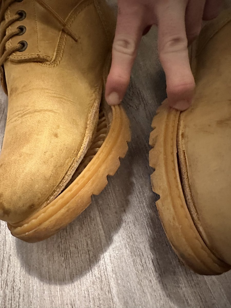 xavikeko's tweet photo. @PanamaJackBoots no se supone que son para toda la vida? Menos de 2 años y usadas muy poco. Ya se está despegando la suela de las dos. Casi 200€ tirados a la basura en algo que pensaba que me duraría muchos años. https://t.co/xiverPc1qO