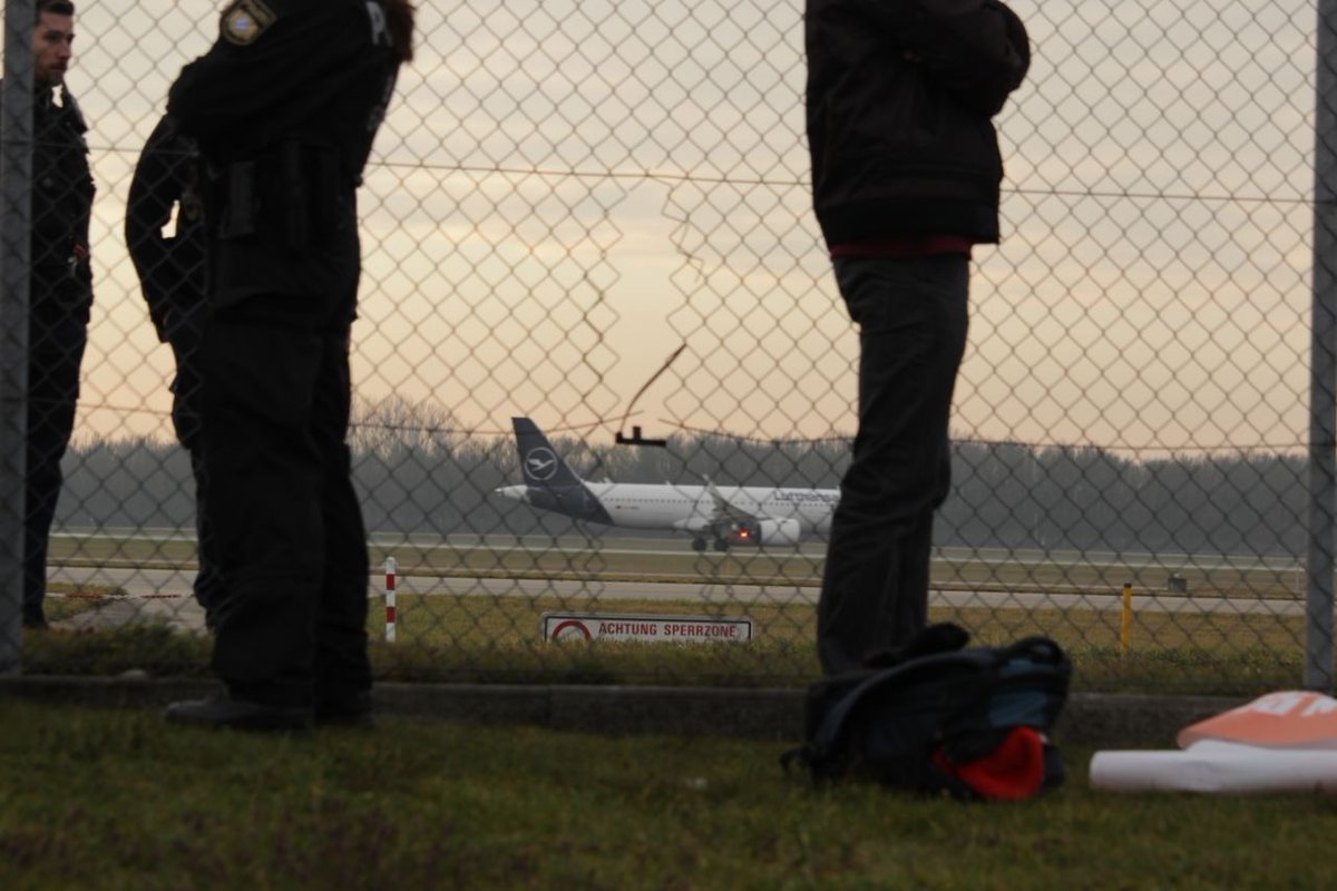 ++ Wir sind auf dem Rollfeld von BER und MUC ++

Angeklebt, sowohl am <a href="/MUC_Airport/">Munich Airport</a> und am <a href="/berlinairport/">BER – Berlin Brandenburg Airport</a>. Wir stellen uns den Ursachen der Klimakatastrophe direkt entgegen – #FürAlle. 

Wo bleiben zumindest erste Sicherheitsmaßnahmen wie ein Tempolimit oder 9-€-Ticket?