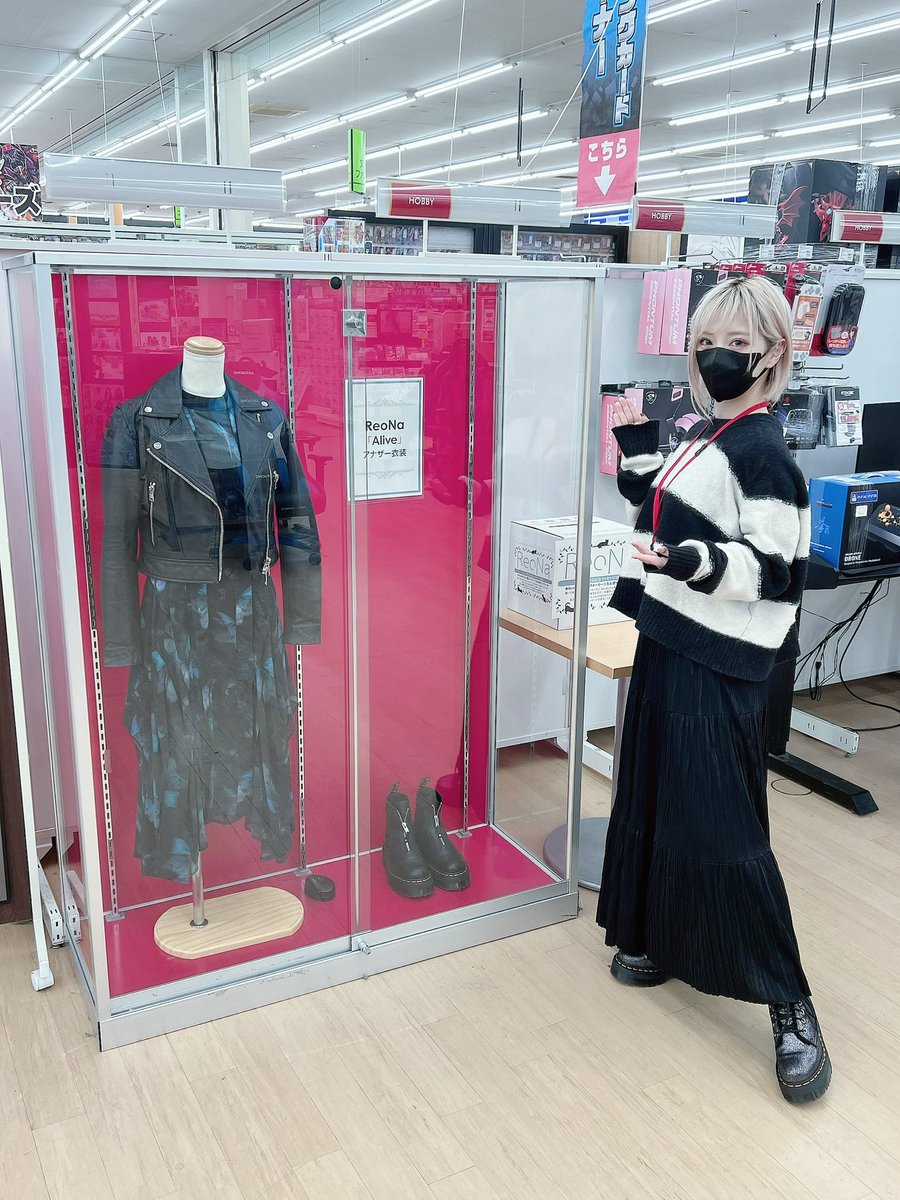ReoNaStaff's tweet photo. WonderGOO守谷店さまに、足跡残させていただきました！
「Alive」のアナザー衣装の展示やパネル展も！ぜひお店に遊びに行ってみてください！
1/21（土）には、店舗内・GOOstにてリリースイベントも開催！奮ってご応募ください！

#ReoNa
#Alive
#アークナイツ https://t.co/wmw615o94r