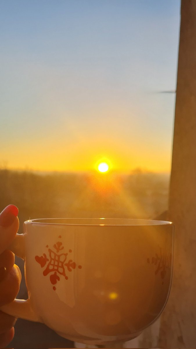 Fill your cup ☀️

Watching the sunrise #EastCork