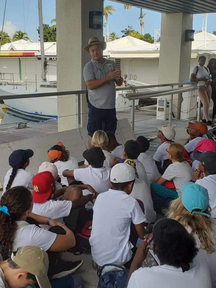 AcapellaOcean's tweet photo. 180 élèves des écoles PROTO &amp; BOIS DE VIPART sont montés à tour de rôle à bord du trimaran. Merci aux enseignants qui avaient préparé la visite et la liste des questions que les enfants souhaitaient poser à Charlie et merci pour tous les jolis dessins offerts par les enfants. https://t.co/aV4mDehkdb
