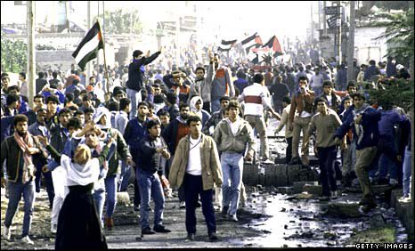 OTD in 1987: The 1st intifada starts after an Israeli truck ran over & killed 4 Palestinians. In the years prior, Israel rushed to expand illegal settlements to crush Palestinian nationalism, the settler population doubled from 35K in 1984 to 64K in 1988 in the occupied West Bank