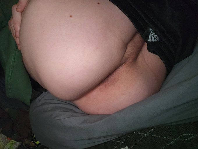 Drop ur snapchat usernames in the comments or message them to me im feeling naughty hehe i want someone