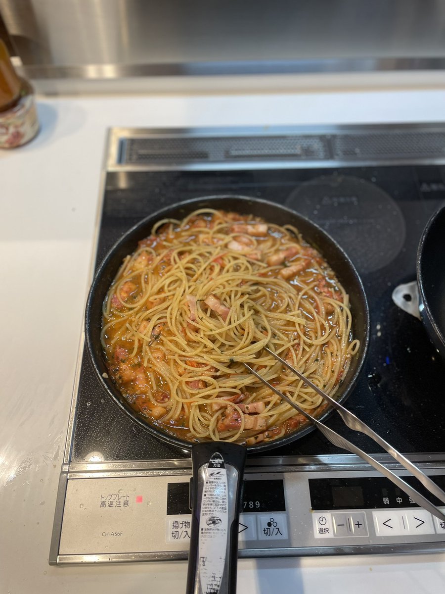 🍅をたくさん貰ったので、乾燥バジルとベーコン🥓入れたトマトソースで作って煮込みパスタにしました🍝