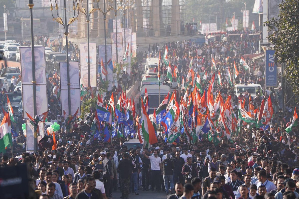 INCIndia's tweet photo. मुट्ठी भर नहीं...पूरा आसमान चाहिए
जहां इंसानियत ही सबसे बड़ा धर्म हो
एक ऐसा हिन्दुस्तान चाहिए। 

#BharatJodoYatra https://t.co/70pv3ZQgXv