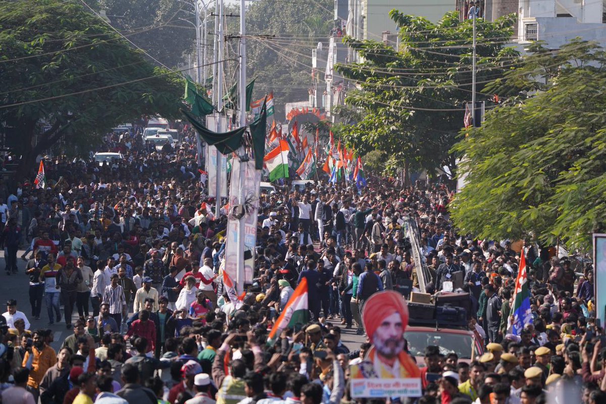 INCIndia's tweet photo. मुट्ठी भर नहीं...पूरा आसमान चाहिए
जहां इंसानियत ही सबसे बड़ा धर्म हो
एक ऐसा हिन्दुस्तान चाहिए। 

#BharatJodoYatra https://t.co/70pv3ZQgXv