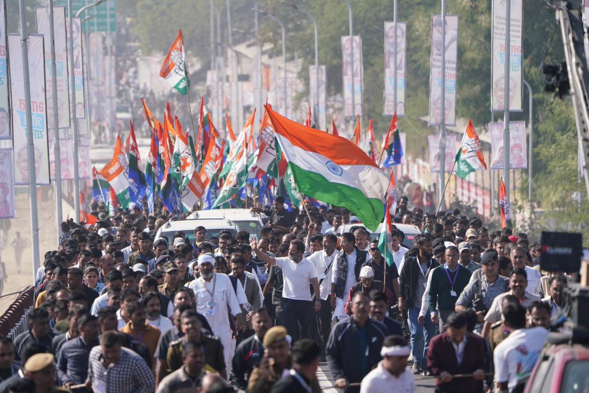 INCIndia's tweet photo. मुट्ठी भर नहीं...पूरा आसमान चाहिए
जहां इंसानियत ही सबसे बड़ा धर्म हो
एक ऐसा हिन्दुस्तान चाहिए। 

#BharatJodoYatra https://t.co/70pv3ZQgXv
