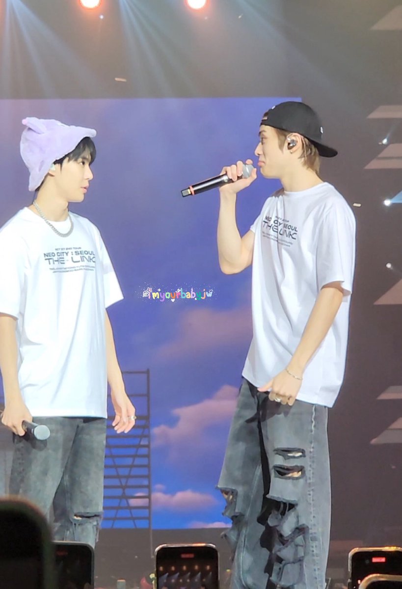 🐰 ทำไมไม่ให้เล่นด้วย
🐱 ไม่อยากเล่นกับเด็กขี้แง
🐰 ไม่ได้ขี้แง
🐱 กระต่ายขี้แง
🐰 มะดั้ยขี้แงงงงงงงงง