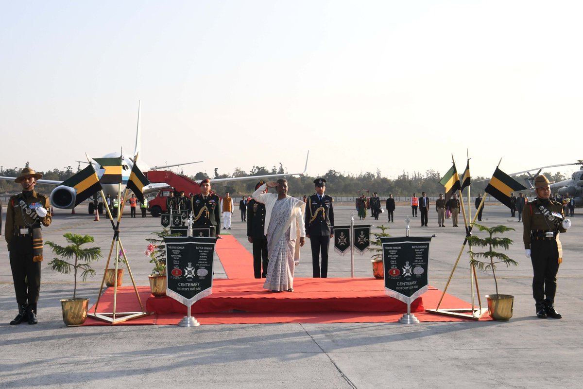 rashtrapatibhvn's tweet photo. Governor of Uttarakhand, Lt Gen Gurmit Singh (Retd.) and Chief Minister, Shri Pushkar Singh Dhami received President Droupadi Murmu on her arrival at Dehradun. The President was accorded a guard of honour on her first visit to Uttarakhand. https://t.co/q24zkSL9aS