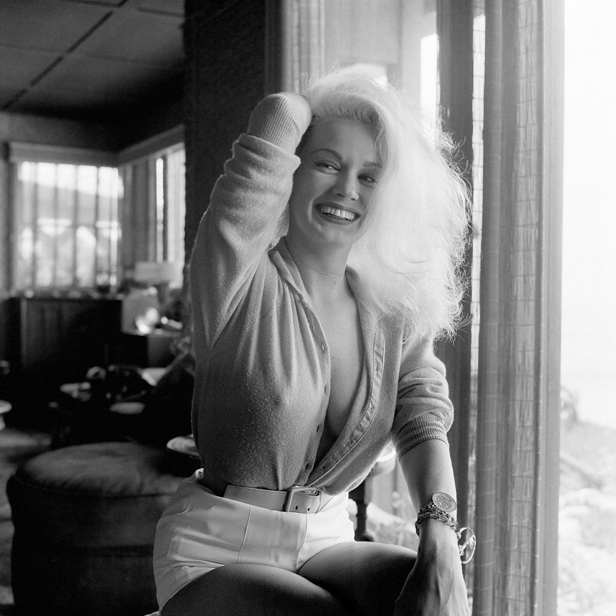 JuanmaCadillac's tweet photo. Mamie Van Doren, 1956. Photo by #EarlLeaf https://t.co/mFxvhRn6DZ