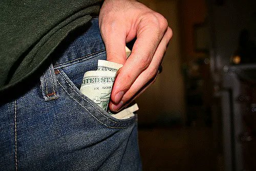 FehrAdvice's tweet photo. Wie lässt sich #Korruption verhindern? Wie ein Experiment nahelegt, helfen härtere Strafen alleine nichts. Mehr dazu auf unserem Blog:
https://t.co/61TNLoewkE
#FehrAdvice #BehavioralEconomics #experimentability #corruption https://t.co/gldCpsDX66