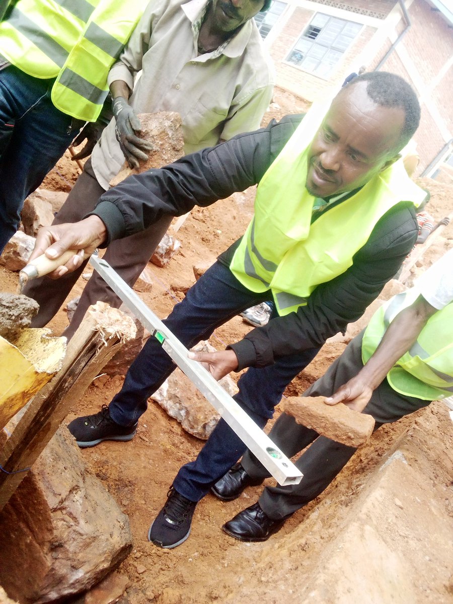 jalisector's tweet photo. Nyuma y'inama ya #steering_committee hamwe n'inzego zitandukanye, ES @jalisector atangije imirimo yo kubaka imikingo kuri GS Agateko @ngangare1 @umwigemepo @PudenceR @Gasabo_District @CityofKigali @RwandaLocalGov https://t.co/uP2HtfMbOG