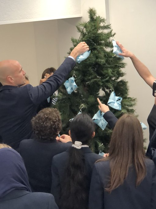 KelmscottSchool's tweet photo. #ThrowbackThursday Spot the difference...Both Year 7's tree decorating with our @KelmscottHT just one year apart. What a difference a year makes. No masks were harmed in the making of the fabulous tree decorations, merely a colour coincidence.   🤣😷#bigresultsrequirebigambitions https://t.co/Pj4lVUgM9Z
