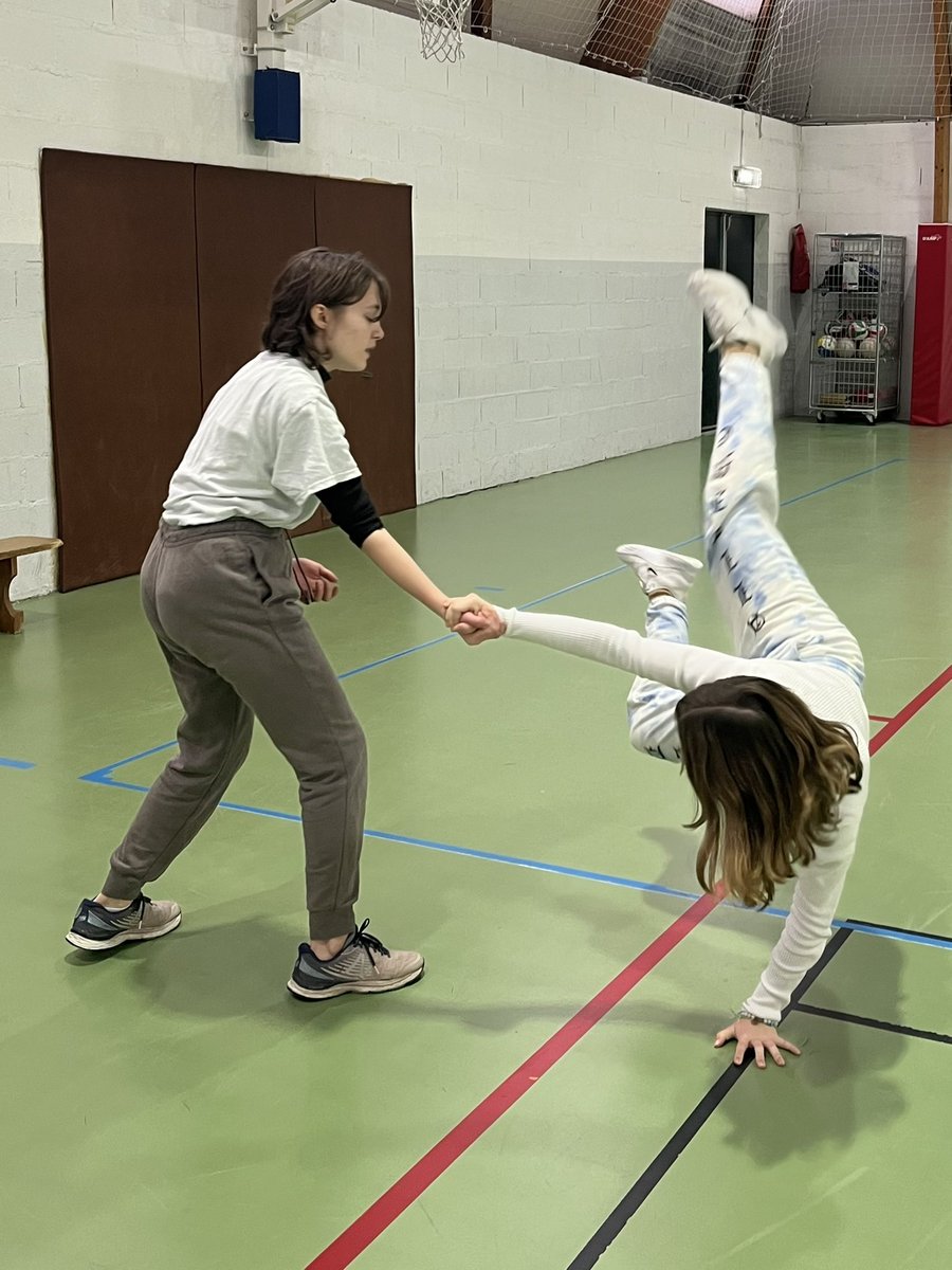 PatMarchesini's tweet photo. Projet #DanseLettres
Le danseur Iffra Dia prépare les 3e5 du @clgleracinay pour leur chorégraphie, en lien avec le poème d’Aragon étudié en Français , « La guerre et ce qui s’ensuivit ». Thèmes : violence, guerre / fraternité, solidarité. 
#PACTE #Danse https://t.co/C7zwPbwXRt