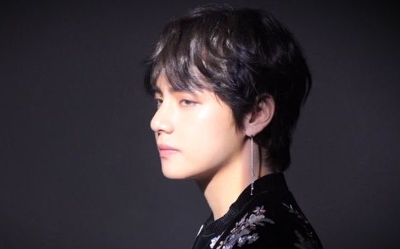 Taehyungimpact's tweet photo. Kim taehyung is so stunning https://t.co/Iq6Ok6fqRS
