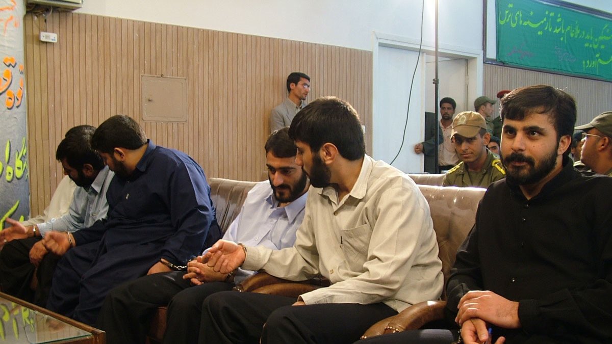 ehsan_soltani's tweet photo. از بازداشت #محسن_شکاری تا اعدامش فقط ۷۴ روز طول کشید.
سال ۸۱ این ۶ بسیجی تحت تاثیر‌ مصباح ملعون، ۵نفر از شهروندان کرمانی را به شکل هولناکی به قتل رساندند.
دادگاه‌شان ۱۲ سال طول کشید و نهایتا هم همه‌شان از حکم اعدام رستند.
محسن شکاری فقط خیابان بسته بود و کسی هم به قتل نرسیده بود. https://t.co/JqhPyQDVdE