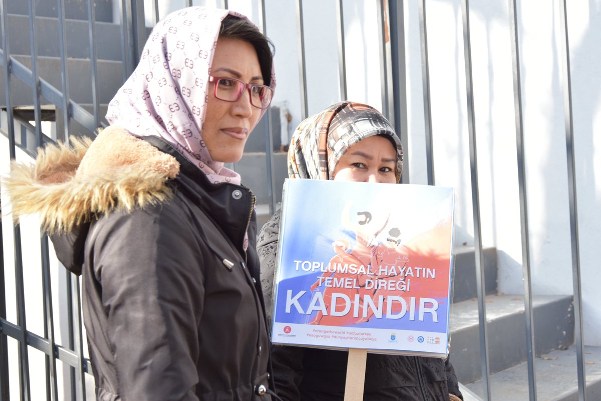 WGSS_Turkiye's tweet photo. در محدوده روزهای نارنجی، از سیبل اینتلکت، رئیس دفتر محله امک، بزرگترین محله اسکی شهیر بازدید کردیم. با مراجعین خود که در همسایگی زندگی می‌کردند، گردهم آمدیم و با هم گفتیم به خشونت علیه زنان متوقف شود. https://t.co/q1POJeiZxJ