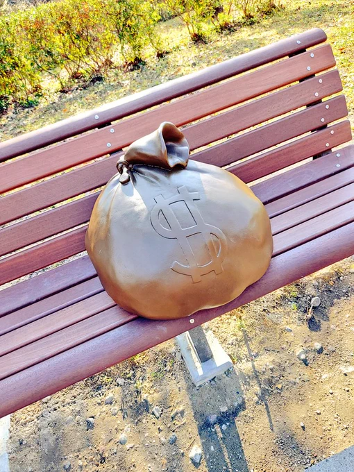 紅の豚、耳をすませば、コクリコ坂、ゲド戦記15箇所くらい広大な中にあるから全部探すのはなかなか大変 
