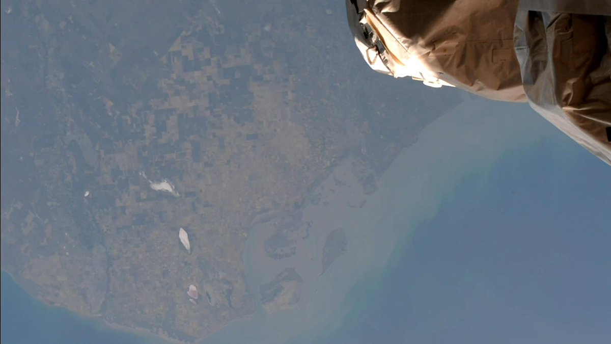 Next_Gen_Space's tweet photo. Nice view in #ISS #Livestreams #Chat 
#Kibo #JEMAL (Airlock) #JEMRMS (Japanese Experiment Module Remote Manipulator System) #Jaxa Segment and #EHDC #Earthview Argentina #tracker 
🤩👇
https://t.co/RnIDaJjpzT https://t.co/mLgOQt3bIf
