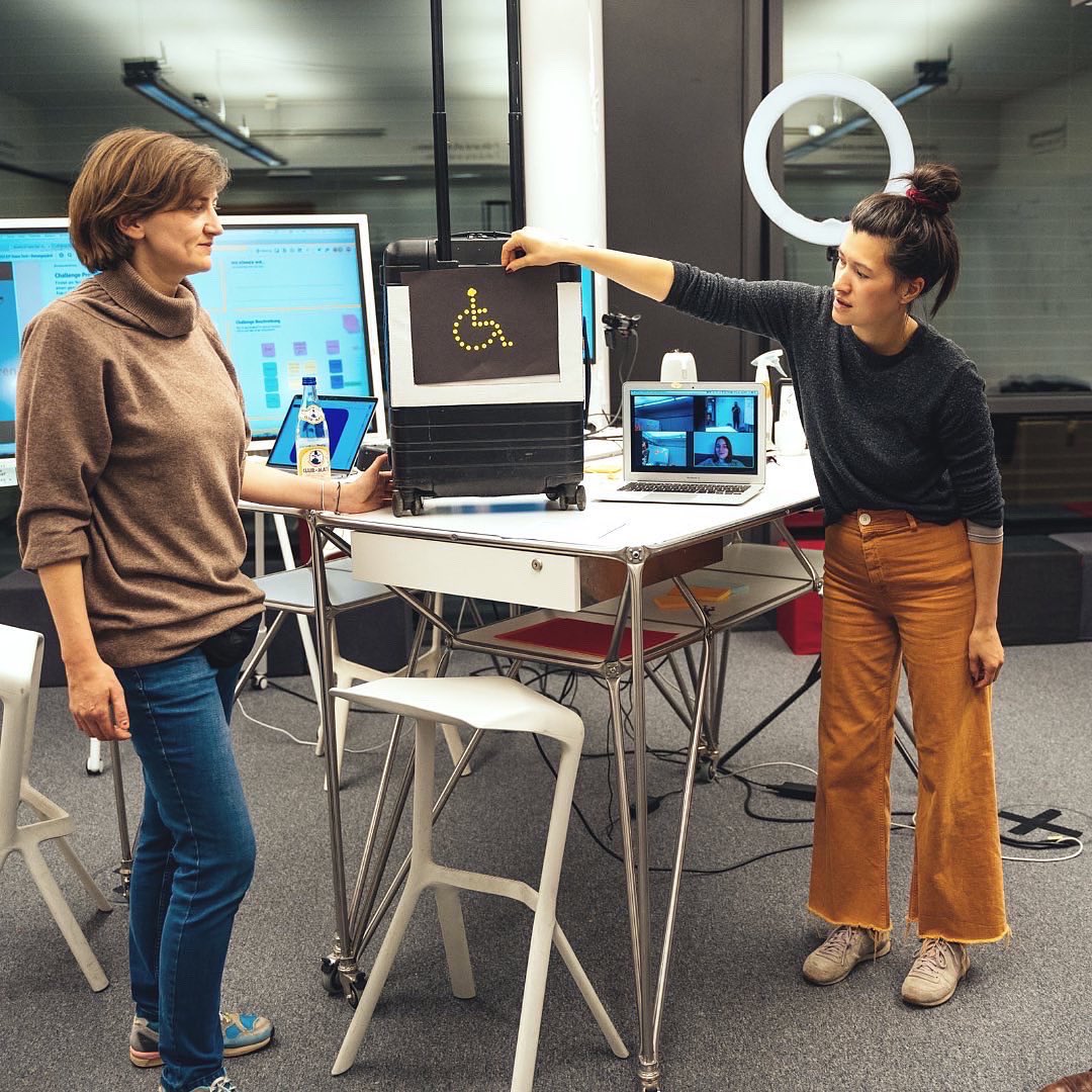 Prototyp | Wie können wir ein Reisegepäck so gestalten, 
dass es Halt gibt?

Das #Team hat einen #Protoype für Gepäckstück mit Anzeige entwickelt, das die Menschen auf die unsichtbare Einschränkung aufmerksam macht und Toni genug Platz gibt.

#invisibledisability #makermovement