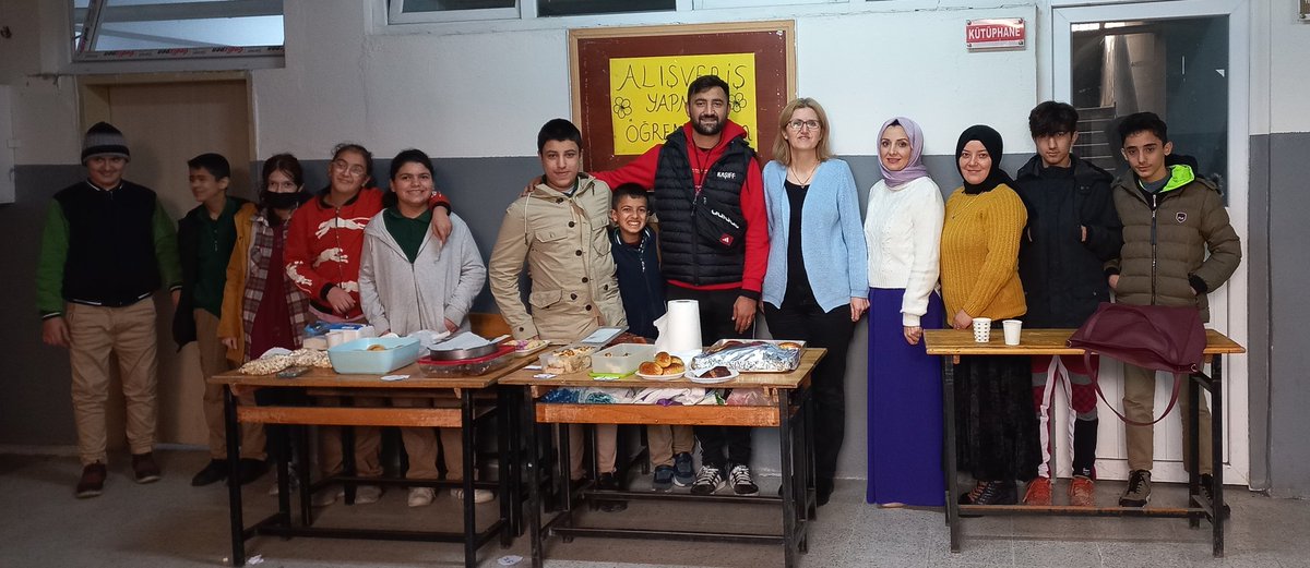 KiracOrtaokulu's tweet photo. İki masalık standları olsa da yürekleri kocaman bu çocukların.Maksat alışveriş yapmak denen duyguyu tatmaktı.Kendi  hazırladıkları ikramlarının tadı ise tarif edilemez.Özel eğitim öğrencilerimizi tebrik ederiz. 
@necatiyener_ 
@esenyurtmem
@Dervishane34 
@bulenttcetinn https://t.co/6DmXevln5V