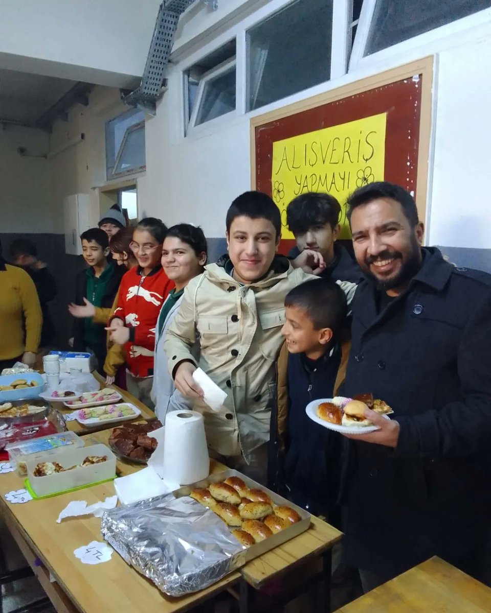 KiracOrtaokulu's tweet photo. İki masalık standları olsa da yürekleri kocaman bu çocukların.Maksat alışveriş yapmak denen duyguyu tatmaktı.Kendi  hazırladıkları ikramlarının tadı ise tarif edilemez.Özel eğitim öğrencilerimizi tebrik ederiz. 
@necatiyener_ 
@esenyurtmem
@Dervishane34 
@bulenttcetinn https://t.co/6DmXevln5V
