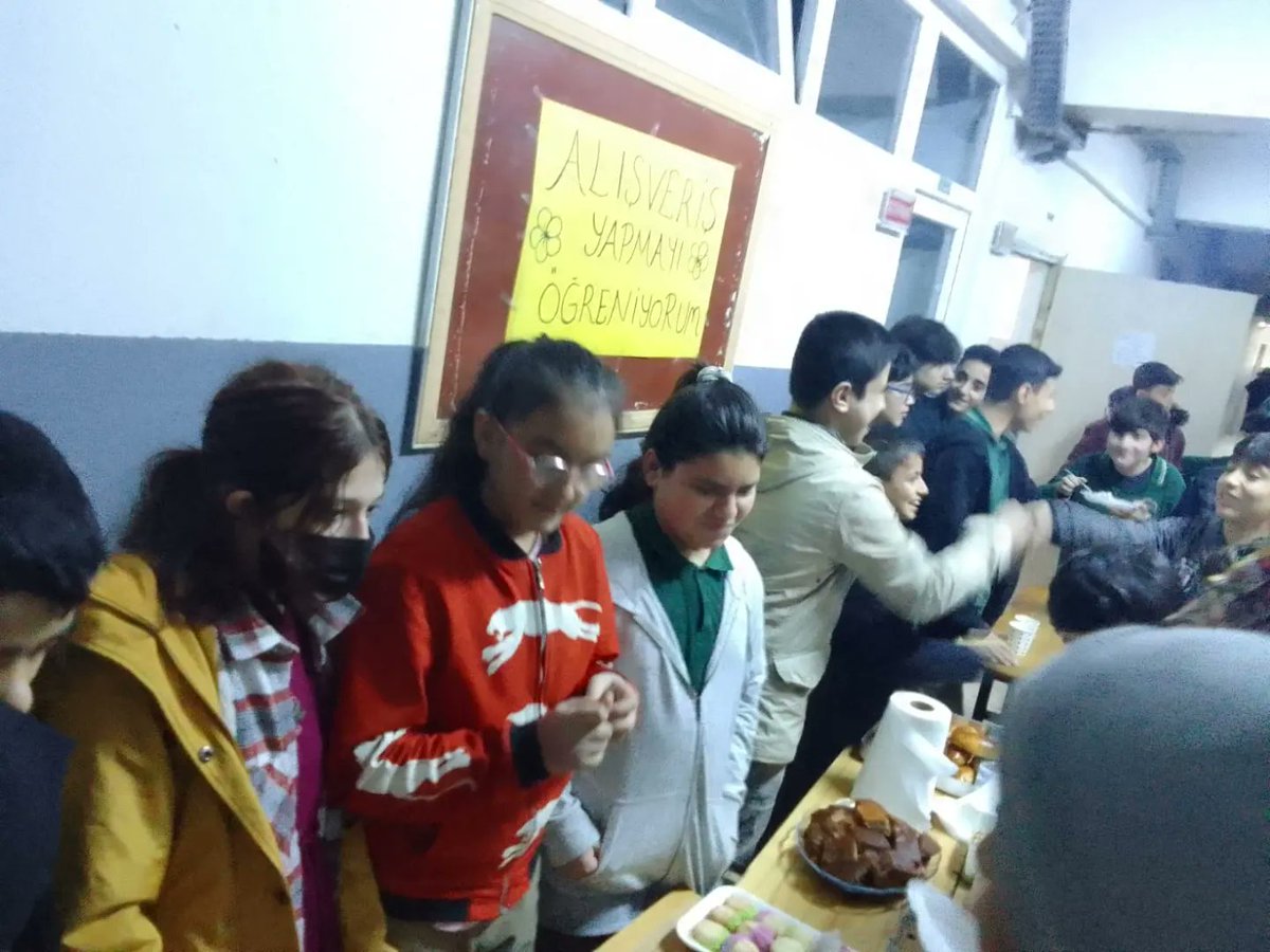 KiracOrtaokulu's tweet photo. İki masalık standları olsa da yürekleri kocaman bu çocukların.Maksat alışveriş yapmak denen duyguyu tatmaktı.Kendi  hazırladıkları ikramlarının tadı ise tarif edilemez.Özel eğitim öğrencilerimizi tebrik ederiz. 
@necatiyener_ 
@esenyurtmem
@Dervishane34 
@bulenttcetinn https://t.co/6DmXevln5V