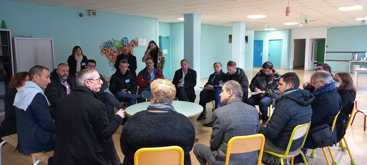 acversailles's tweet photo. #TNE
Déploiement du wifi dans les écoles et parentalité ➡️ Enseignants, élus et partenaires entreprises étaient réunis à l'école M. Pagnol de Taverny pour les rencontres du dispositif Territoire numérique éducatif du Val-d'Oise, lancées par @OlivierWambecke, directeur académique. https://t.co/GXgJz3kipE
