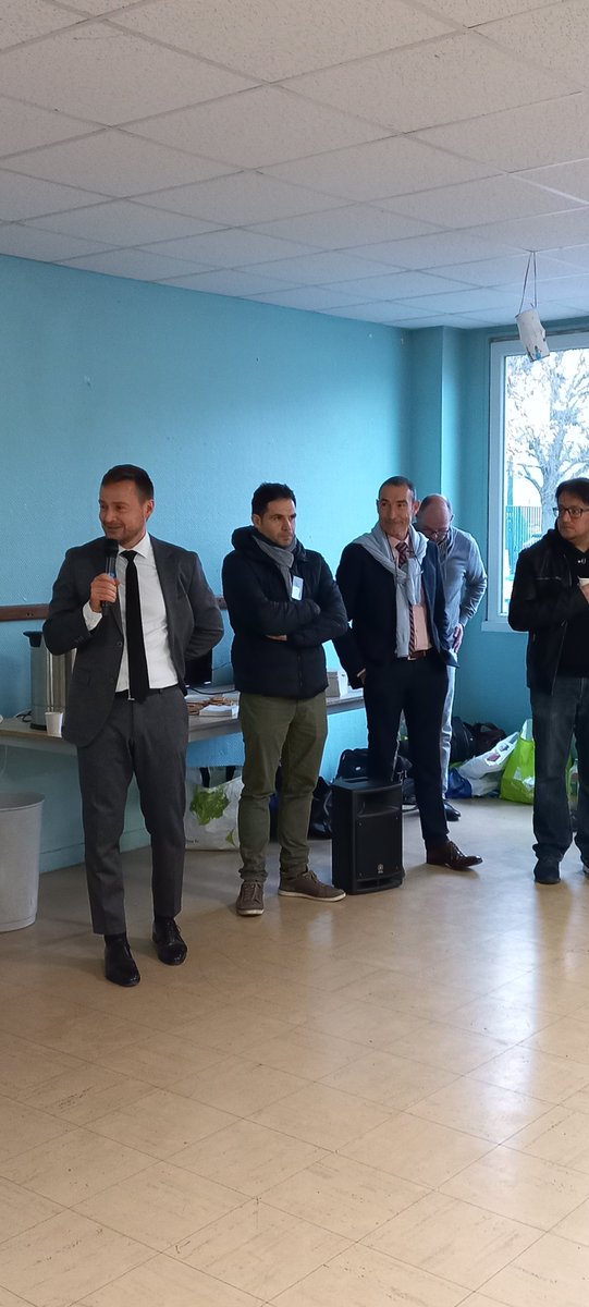 acversailles's tweet photo. #TNE
Déploiement du wifi dans les écoles et parentalité ➡️ Enseignants, élus et partenaires entreprises étaient réunis à l'école M. Pagnol de Taverny pour les rencontres du dispositif Territoire numérique éducatif du Val-d'Oise, lancées par @OlivierWambecke, directeur académique. https://t.co/GXgJz3kipE