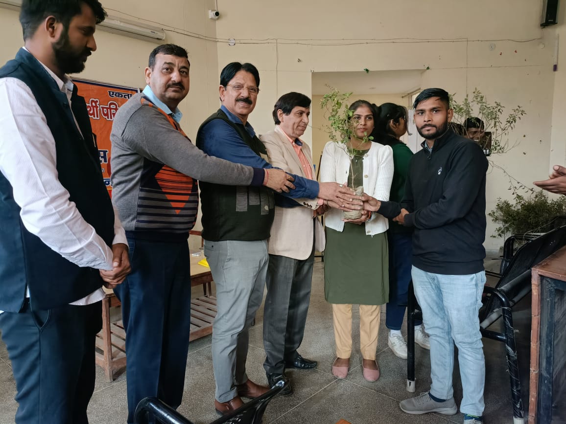 HaryanaAbvp's tweet photo. सामाजिक #समरसतादिवस व डॉ भीमराव अंबेडकर जी पुण्यतिथि के उपलक्ष्य में @ABVP_KUK जिले की आयुष युनिवर्सिटी में संगोष्ठी का आयोजन किया गया। वहा के सभी सफाई कर्मचारियों को तुलसी का पौधा भेंट कर सम्मानित किया गया ! https://t.co/jrL4mHESA6