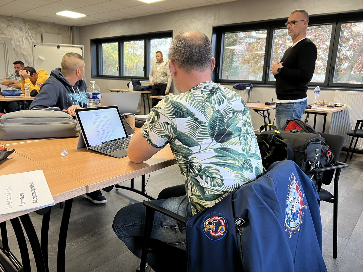 sdis27's tweet image. Durant 9 jours, le #sdis27 accueille 10 stagiaires #ForAc «formateur d’accompagnement»
Ce stage organisé par le @cnfpt rassemble des #sapeurspompiers  @Sdis76 @SDIS35officiel @SDIS45 @SDIS_49 @sdis37 &amp;amp; #sdis27 
Il permet d’adapter la façon de construire la #formation pour adulte.