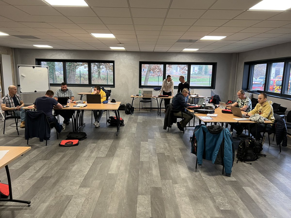 sdis27's tweet image. Durant 9 jours, le #sdis27 accueille 10 stagiaires #ForAc «formateur d’accompagnement»
Ce stage organisé par le @cnfpt rassemble des #sapeurspompiers  @Sdis76 @SDIS35officiel @SDIS45 @SDIS_49 @sdis37 &amp;amp; #sdis27 
Il permet d’adapter la façon de construire la #formation pour adulte.