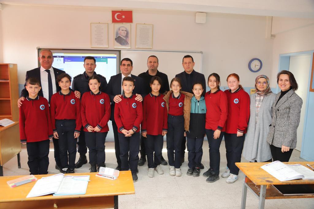 TC_acipayam_'s tweet photo. Sınıfları ziyaret ederek öğrencilerle bir araya gelen Kaymakamımız Sayın Mustafa GÜRBÜZ, okul idarecilerinden yürütülen faaliyetler hakkında bilgi aldı. https://t.co/NqUr1StxDt