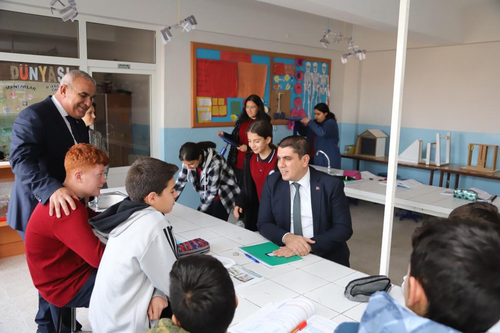 TC_acipayam_'s tweet photo. Sınıfları ziyaret ederek öğrencilerle bir araya gelen Kaymakamımız Sayın Mustafa GÜRBÜZ, okul idarecilerinden yürütülen faaliyetler hakkında bilgi aldı. https://t.co/NqUr1StxDt