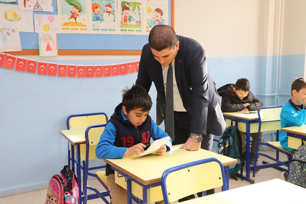 TC_acipayam_'s tweet photo. Kaymakamımız Sayın Mustafa GÜRBÜZ, okul ziyaretleri kapsamında Kumavşarı İlkokulu/Ortaokulunu ziyaret etti. @mstfgrbz https://t.co/B2liYfNIyu