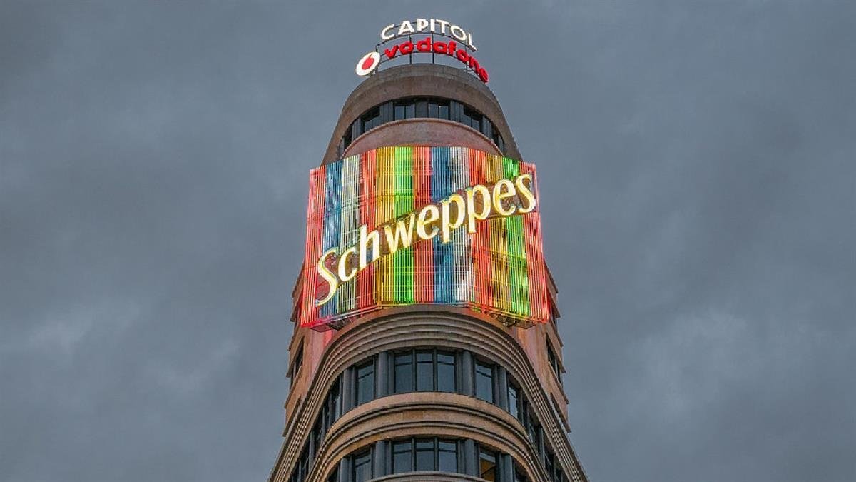 Se va ya entendiendo lo que @ALevySoler y <a href="/MadridDestino/">Madrid Destino</a> están montando en Serrería Belga: un espacio promocional. El día 13 se inaugura una exposición que celebra los 50 años del luminoso de Schweppes en la Gran Vía. Nadie se confunda: es una acción publicitaria en toda regla➡