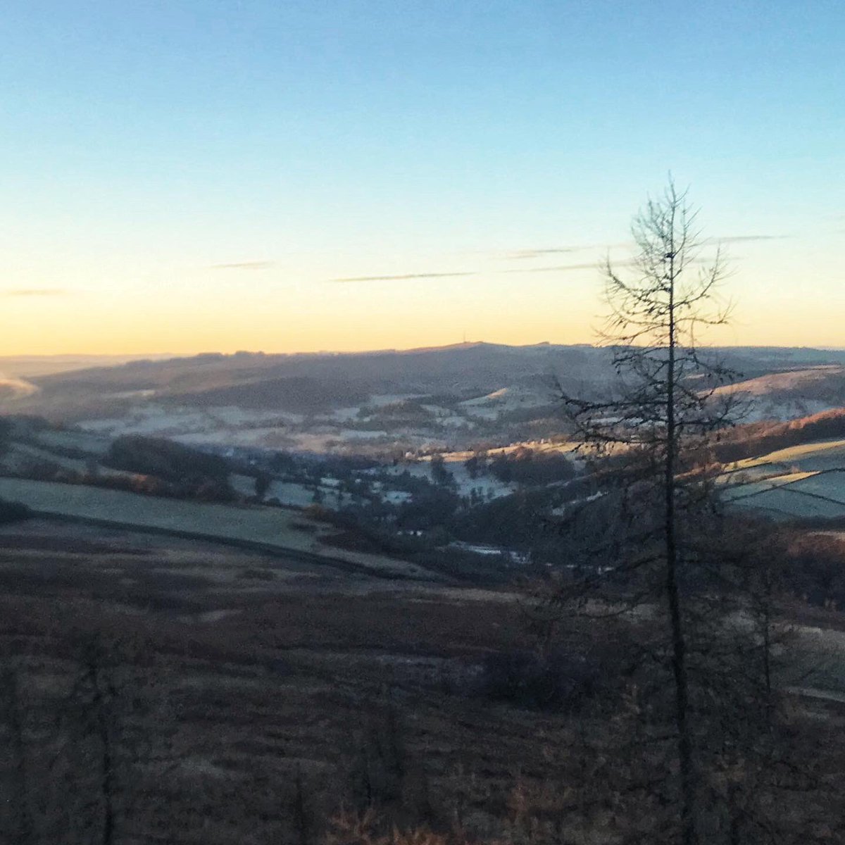 It’s an Elbow day 😀.  Sunrise and moonset on an empty frozen #stanage #doesntgetbetterthanthis #onedaylikethis