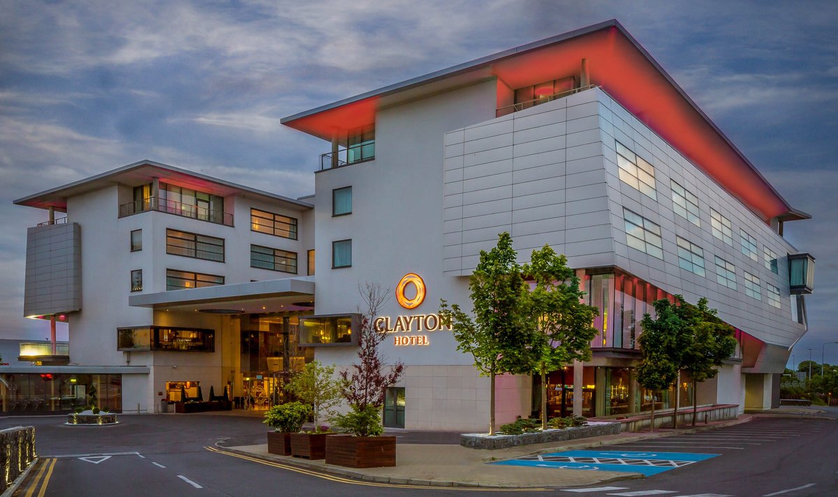Galway_Races's tweet photo. 🎁12 DAYS OF CHRISTMAS GIVEAWAY: DAY 8⃣
To get into the festive spirit, we've teamed up with our sponsors to giveaway fantastic prizes
DAY 8⃣:thanks to @ClaytonGalway win
🔥 2 night stay for 2people in a Suite with dinner &amp; wine 
🎟️+A 7 Day Admission Ticket to #GalwayRaces2023 https://t.co/qW3a2tUEdI