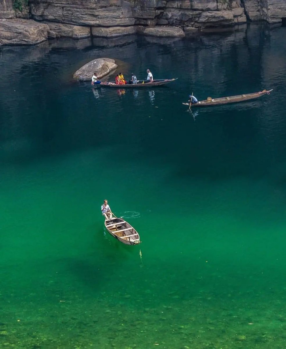 Finderbridge - Northeast India on X: "Witness the most cleanest River of  Asia - Wah Umngot River at Meghalaya.🌊🇮🇳 You can explore the #beautiful  marine life in this river while boating over