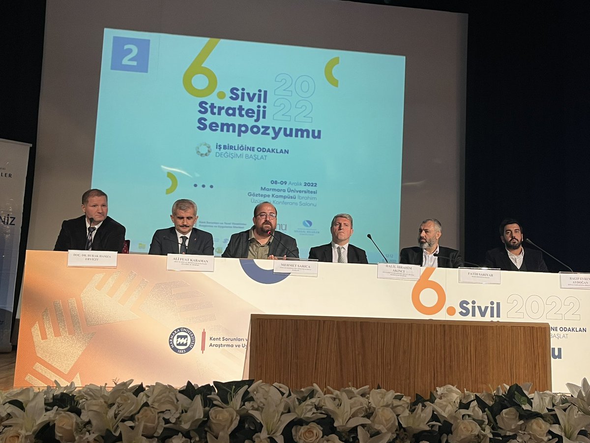 6. Sivil Strateji Sempozyumu’nun 2. paneli olan Sosyal Politika ve Sivil Toplum Stratejileri Paneli Doç.Dr. Burak Hamza Eryiğit moderatörlüğünde Ali Fuat Karaman, Elif Selen Ay, Mehmet Sarıca, Halil İbrahim Akıncı, Fatih Sarıyar ve Ali Ercan Özgür’ün katılımı ile gerçekleştirildi