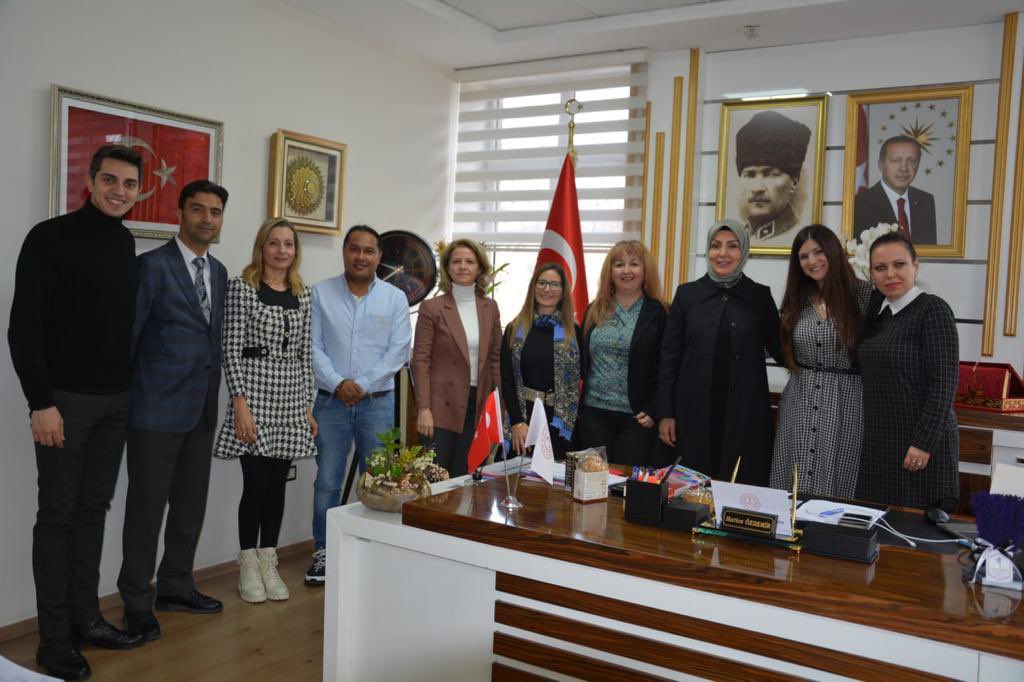 MalatyaMem's tweet photo. İl Müdürümüz Sayın Hatice ÖZDEMİR Müdürlüğümüzce yürütülen Şiddete Hayır konulu Erasmus+ Ka201 final toplantısı kapsamında Portekiz, Ispanya, Fransa ve Bulgaristan dan proje ortaklarımızı makamında kabul ederek katılım sertifikalarını takdim etti. @tcmeb #ErasmusPlus #Ka201 https://t.co/8ExmZp1A2l
